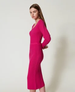 Geripptes Strickkleid In Midilänge