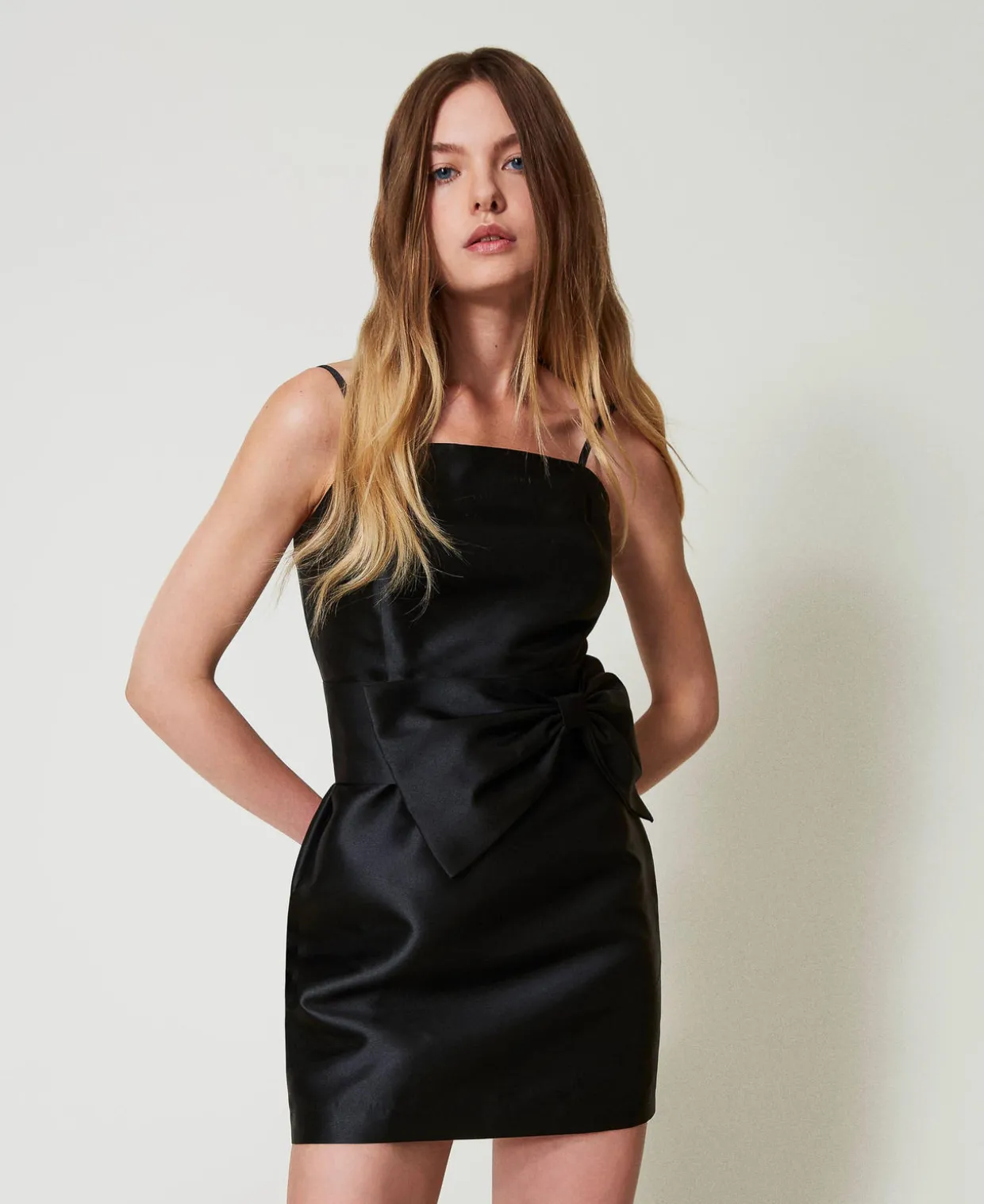 Kurzes Kleid Aus Mikado-Twill Mit Schleife