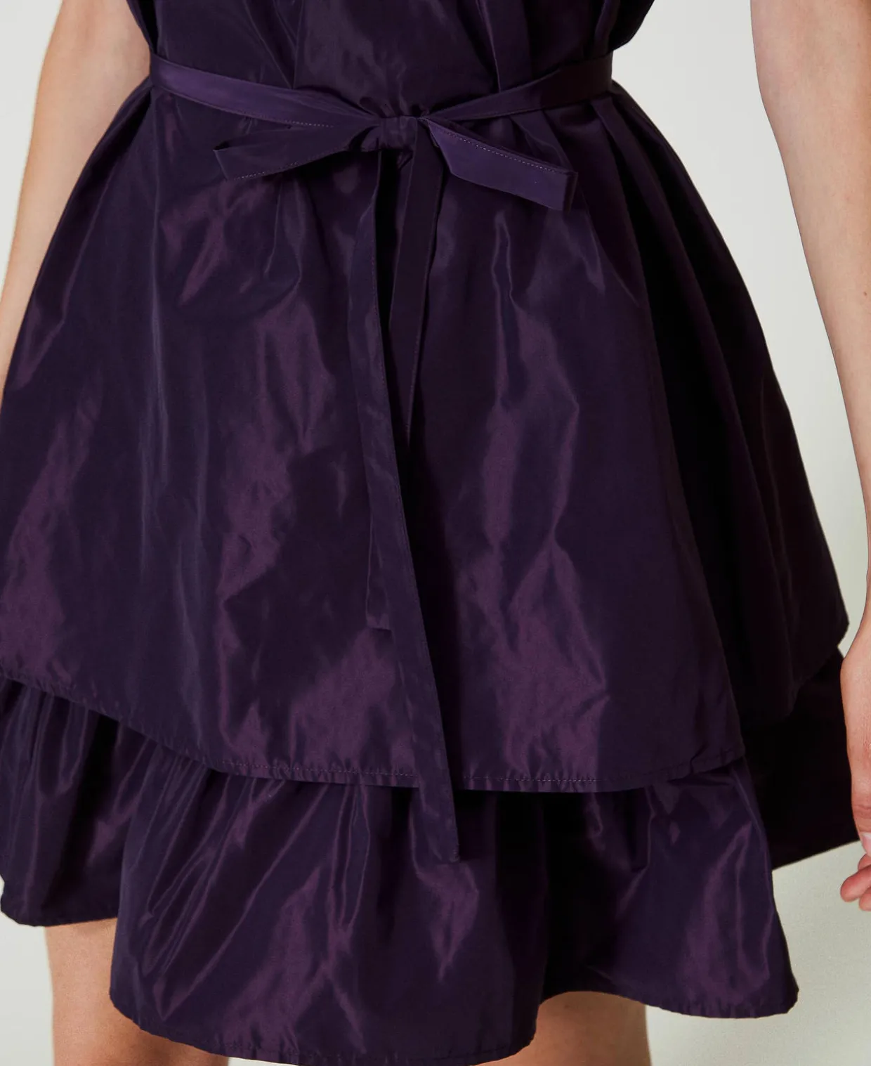 Kurzes Kleid Aus Taft Mit Volants