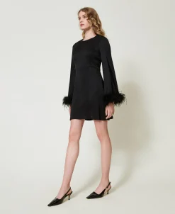 Kurzes Satinkleid Mit Federn