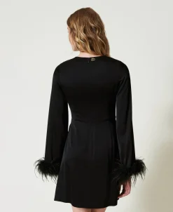 Kurzes Satinkleid Mit Federn