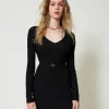 Kurzes Strickkleid Mit Rippenmuster Und Gürtel
