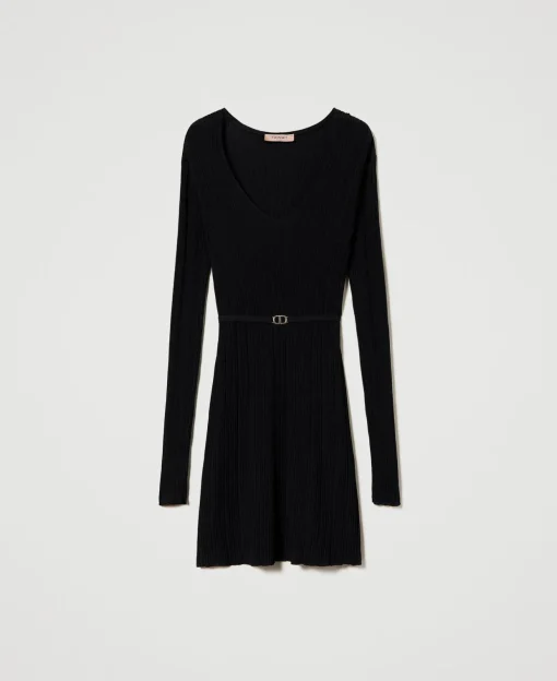Kurzes Strickkleid Mit Rippenmuster Und Gürtel