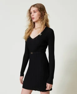 Kurzes Strickkleid Mit Rippenmuster Und Gürtel