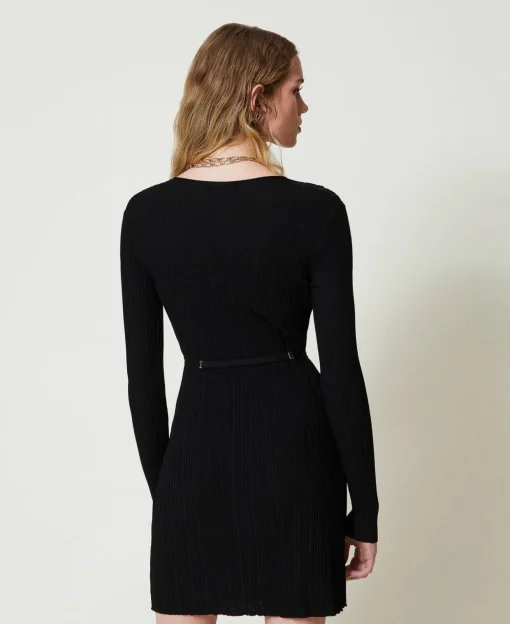 Kurzes Strickkleid Mit Rippenmuster Und Gürtel