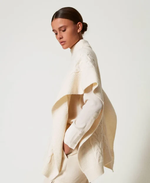 Strickponcho Mit Zopfmuster