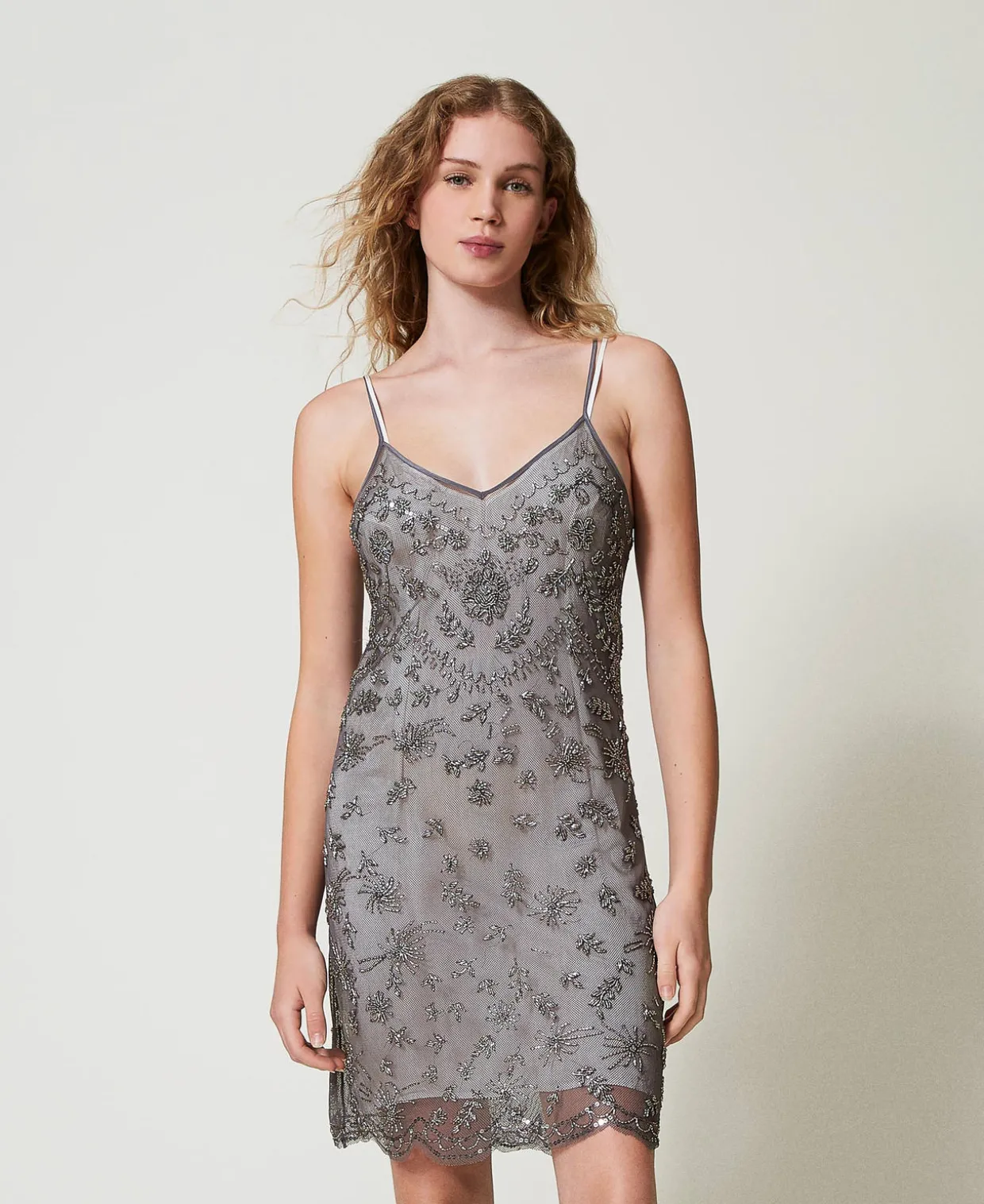 Von Hand Besticktes Kurzes Kleid Aus Tüll