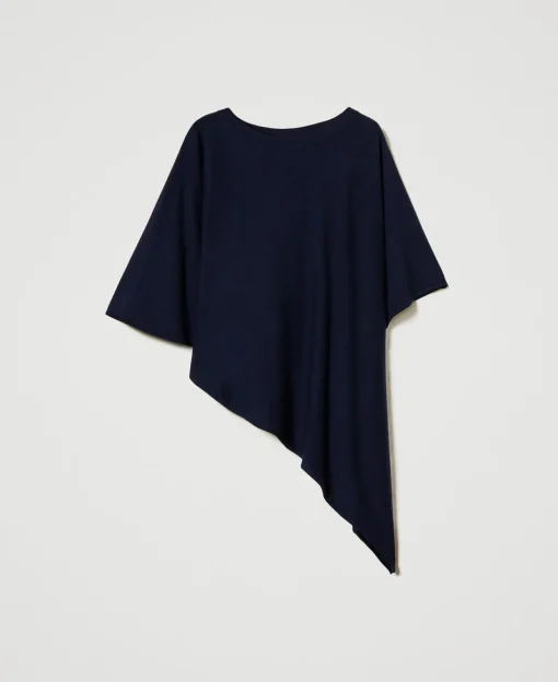 Asymmetrischer Strickponcho
