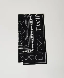 Bedrucktes Tuch Mit Logos Und Herzen