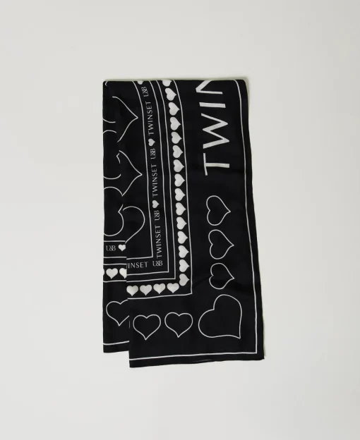 Bedrucktes Tuch Mit Logos Und Herzen