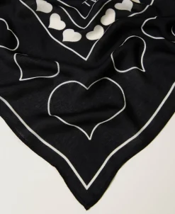 Bedrucktes Tuch Mit Logos Und Herzen