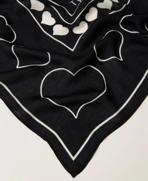 Bedrucktes Tuch Mit Logos Und Herzen