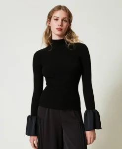 Figurbetonter Pullover Mit Satinvolants