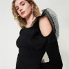 Figurbetonter Pullover Mit Cut-out Und Tüll