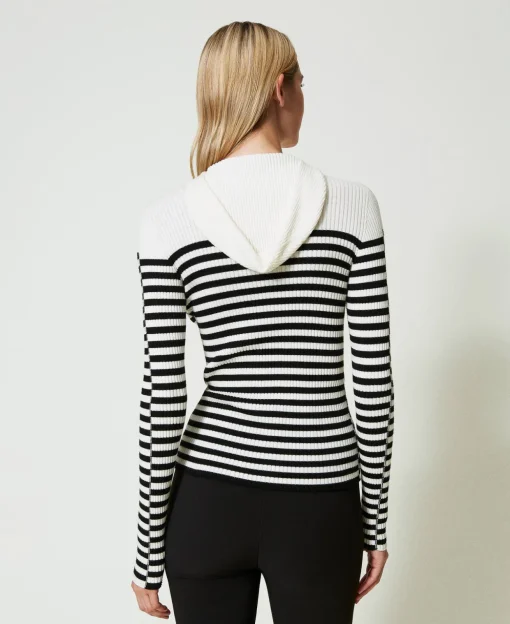 Figurbetonter Pullover Mit Streifen