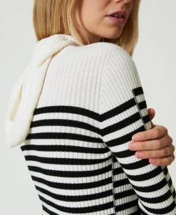 Figurbetonter Pullover Mit Streifen