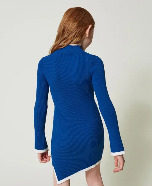 Figurbetontes, Kurzes Kleid Im Rippenstrick