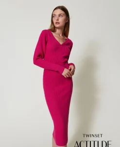 Geripptes Strickkleid In Midilänge