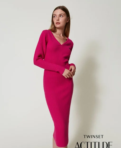 Geripptes Strickkleid In Midilänge