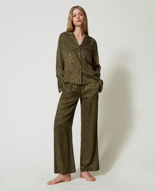 Herrenmäßiger Pyjama Aus Satinjacquard