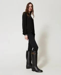 Hoher Stiefel Aus Leder Mit Oval T