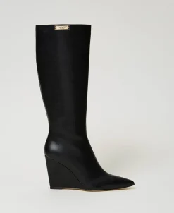 Hoher Stiefel Mit Keilabsatz Und Logoplakette