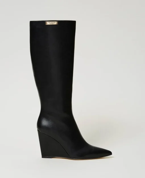 Hoher Stiefel Mit Keilabsatz Und Logoplakette