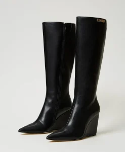 Hoher Stiefel Mit Keilabsatz Und Logoplakette