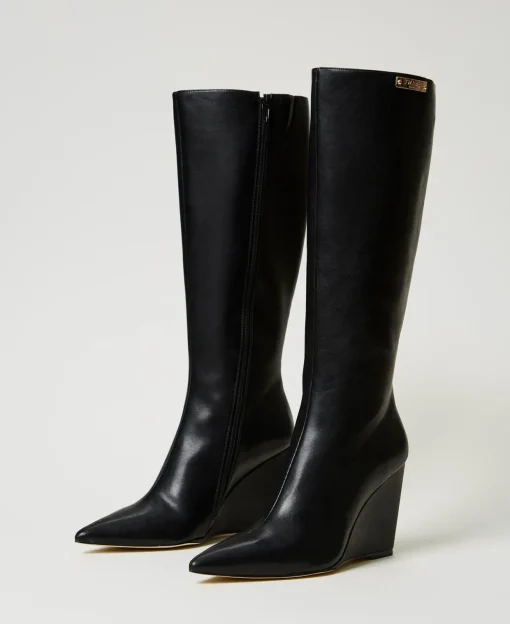 Hoher Stiefel Mit Keilabsatz Und Logoplakette