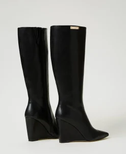 Hoher Stiefel Mit Keilabsatz Und Logoplakette