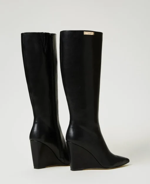 Hoher Stiefel Mit Keilabsatz Und Logoplakette