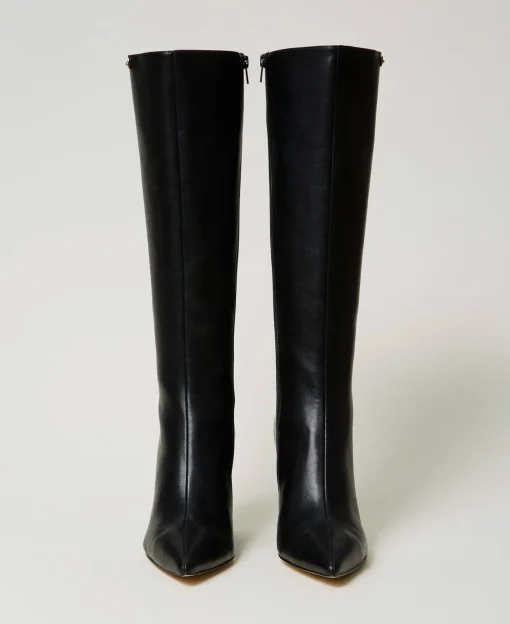 Hoher Stiefel Mit Keilabsatz Und Logoplakette