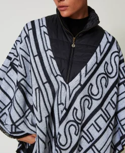 Jacquardponcho Mit Logos
