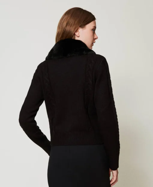 Kurzer Cardigan Mit Kragen Aus Pelzimitat