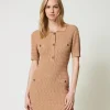 Kurzes, Figurbetontes Strickkleid Mit Knöpfen
