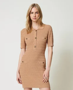 Kurzes, Figurbetontes Strickkleid Mit Knöpfen