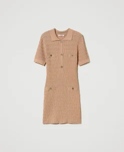 Kurzes, Figurbetontes Strickkleid Mit Knöpfen