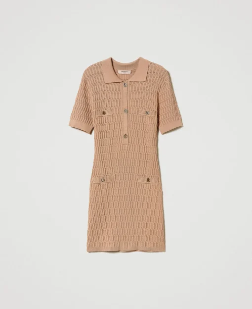 Kurzes, Figurbetontes Strickkleid Mit Knöpfen