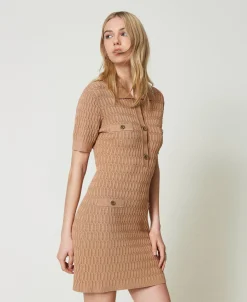 Kurzes, Figurbetontes Strickkleid Mit Knöpfen
