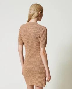 Kurzes, Figurbetontes Strickkleid Mit Knöpfen