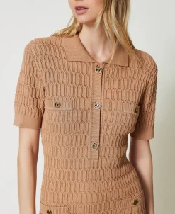 Kurzes, Figurbetontes Strickkleid Mit Knöpfen