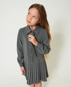 Kurzes Flanellkleid Mit Krawatte