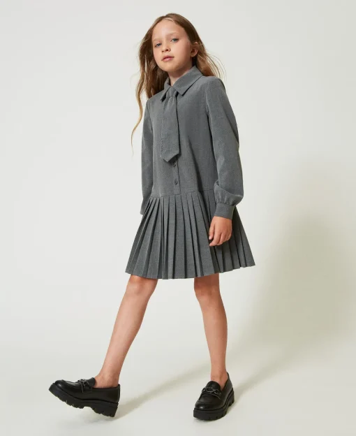 Kurzes Flanellkleid Mit Krawatte