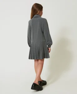 Kurzes Flanellkleid Mit Krawatte