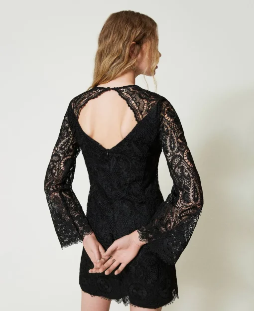 Kurzes Kleid Aus Makrameespitze