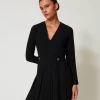 Kurzes Kleid Aus Plissiertem Krepp Mit Knöpfen