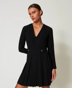 Kurzes Kleid Aus Plissiertem Krepp Mit Knöpfen