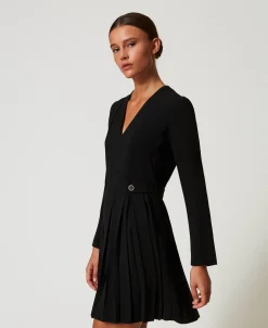 Kurzes Kleid Aus Plissiertem Krepp Mit Knöpfen