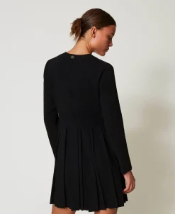 Kurzes Kleid Aus Plissiertem Krepp Mit Knöpfen
