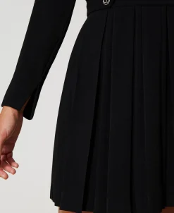 Kurzes Kleid Aus Plissiertem Krepp Mit Knöpfen